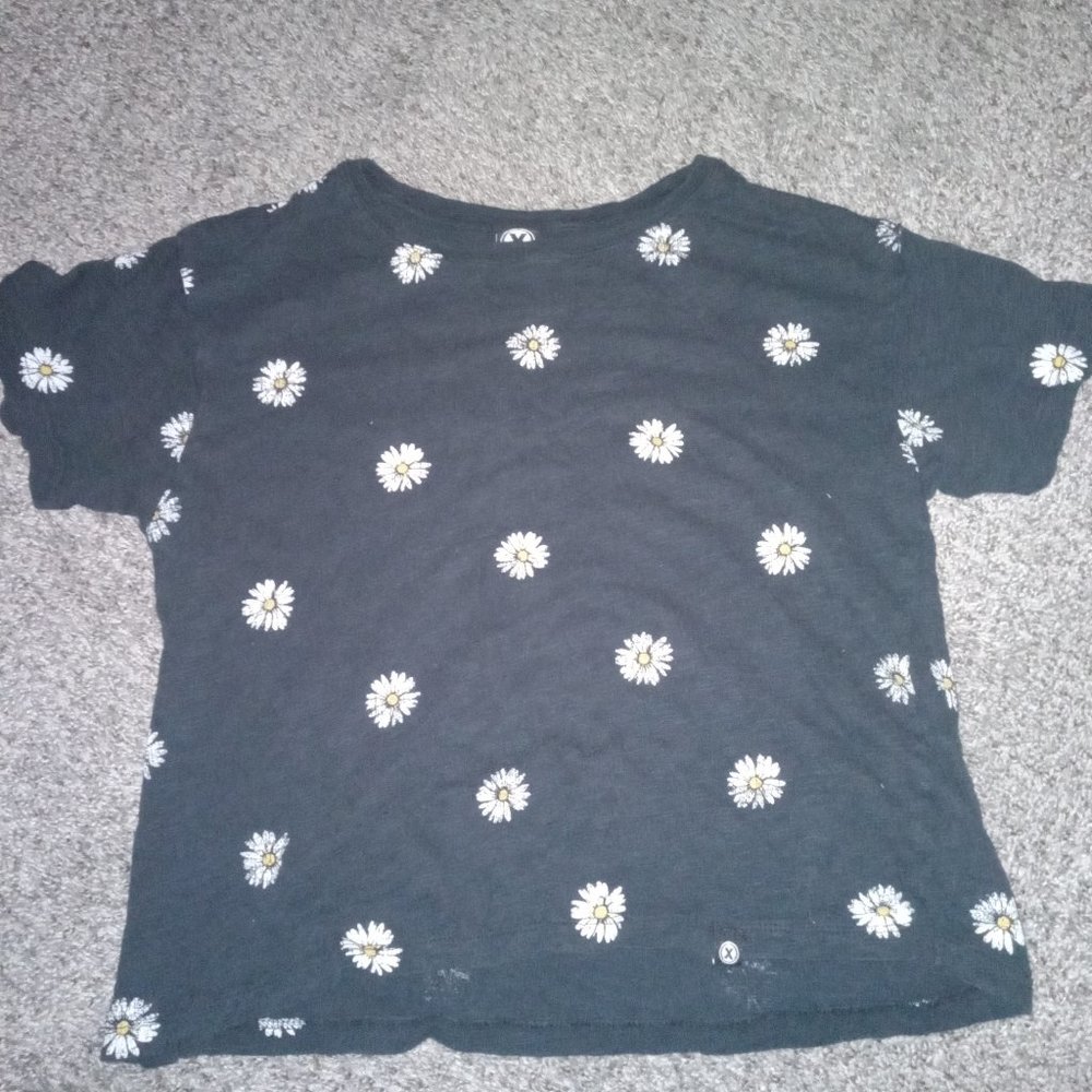 Cropped thin black daisy short sleeve shirt 🙈